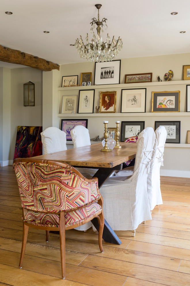 Eklektisches Esszimmer mit braunem Holzboden und beiger Wandfarbe in Gloucestershire