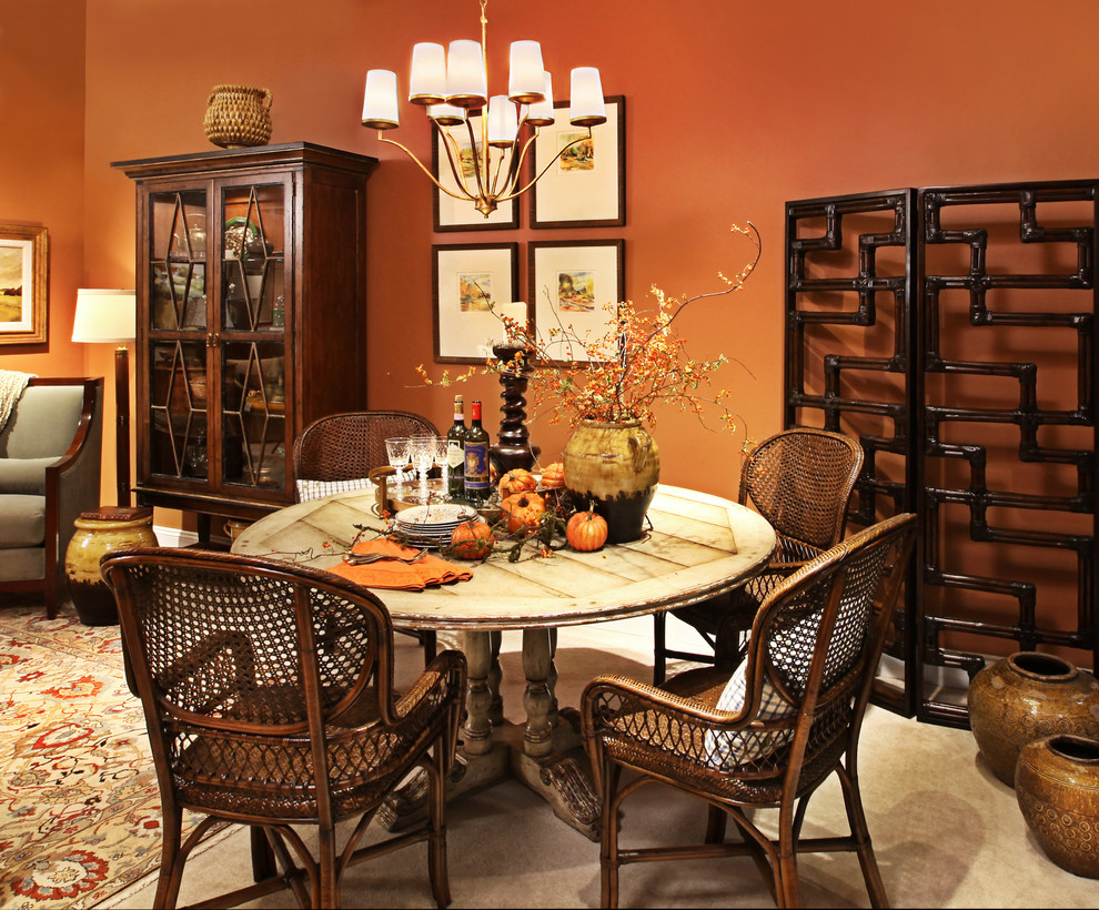 Idée de décoration pour une salle à manger ouverte sur le salon tradition de taille moyenne avec un mur orange, moquette et aucune cheminée.