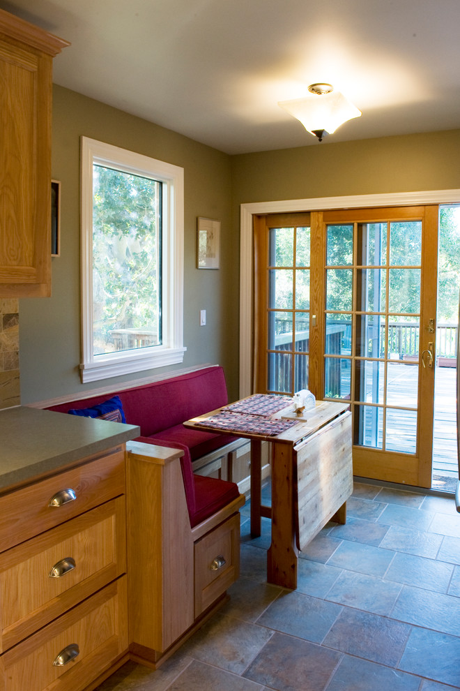 Inspiration pour une salle à manger ouverte sur la cuisine traditionnelle de taille moyenne avec un mur vert, aucune cheminée et un sol beige.