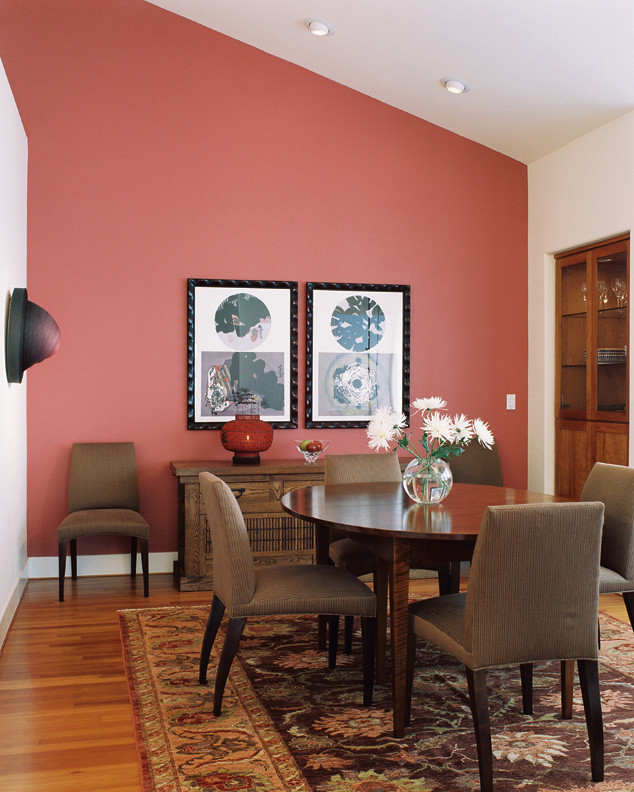 Offenes, Großes Modernes Esszimmer mit hellem Holzboden und rosa Wandfarbe in San Francisco