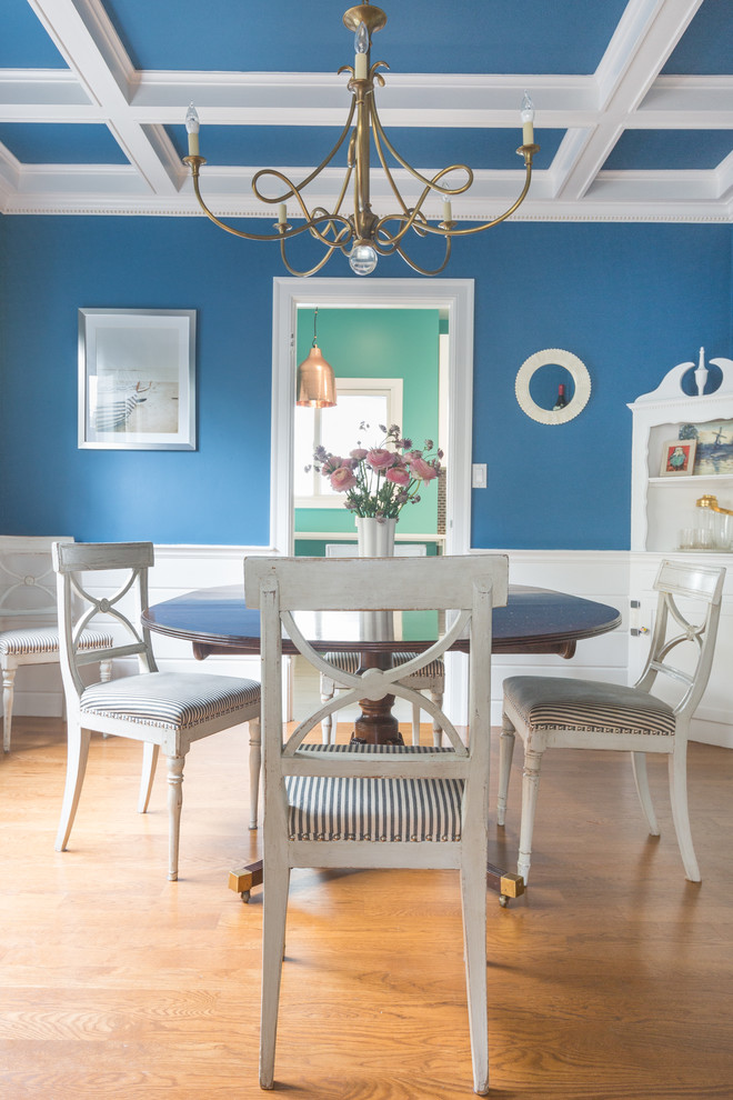 Пример оригинального дизайна: отдельная столовая среднего размера в морском стиле с синими стенами, паркетным полом среднего тона и бежевым полом без камина