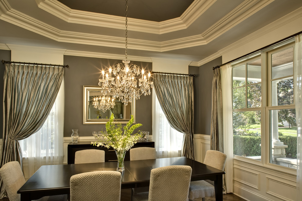Idée de décoration pour une salle à manger tradition de taille moyenne avec un mur gris, parquet clair et aucune cheminée.