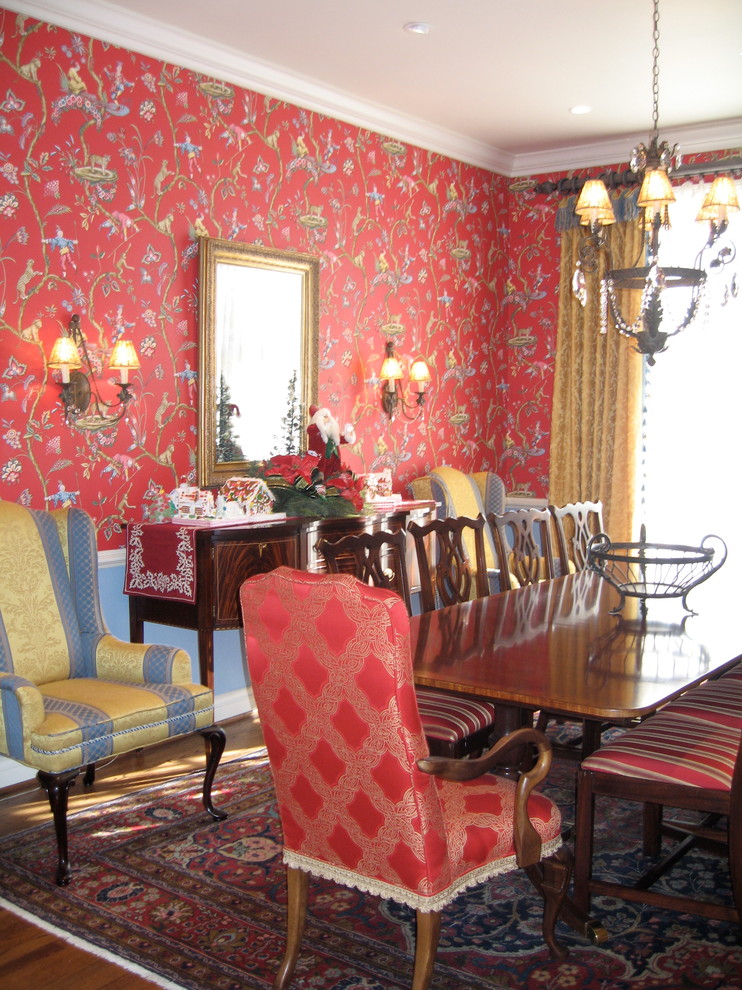 Immagine di una sala da pranzo aperta verso la cucina tradizionale di medie dimensioni con pareti rosse e pavimento in legno massello medio