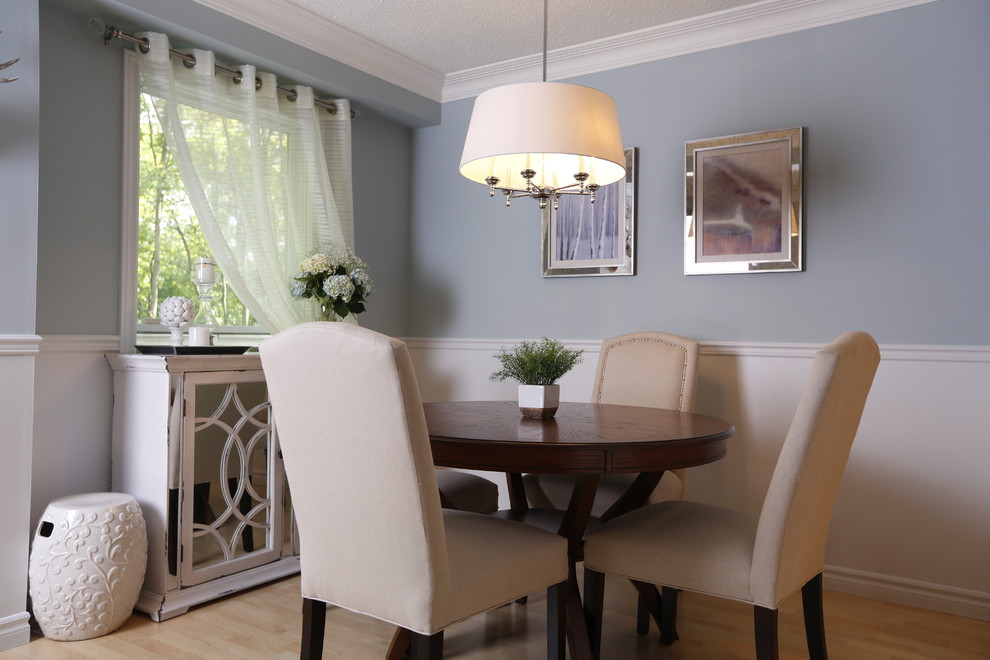 Idée de décoration pour une salle à manger ouverte sur le salon tradition de taille moyenne avec un mur bleu et parquet clair.