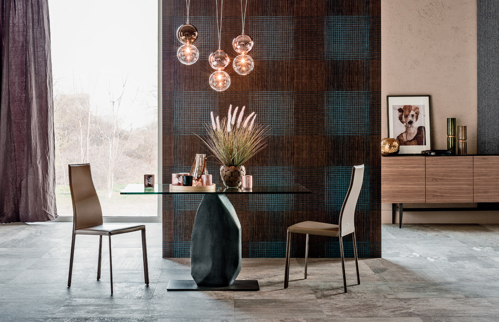 Cette image montre une petite salle à manger ouverte sur le salon design avec un sol en carrelage de porcelaine, un mur marron et un sol gris.