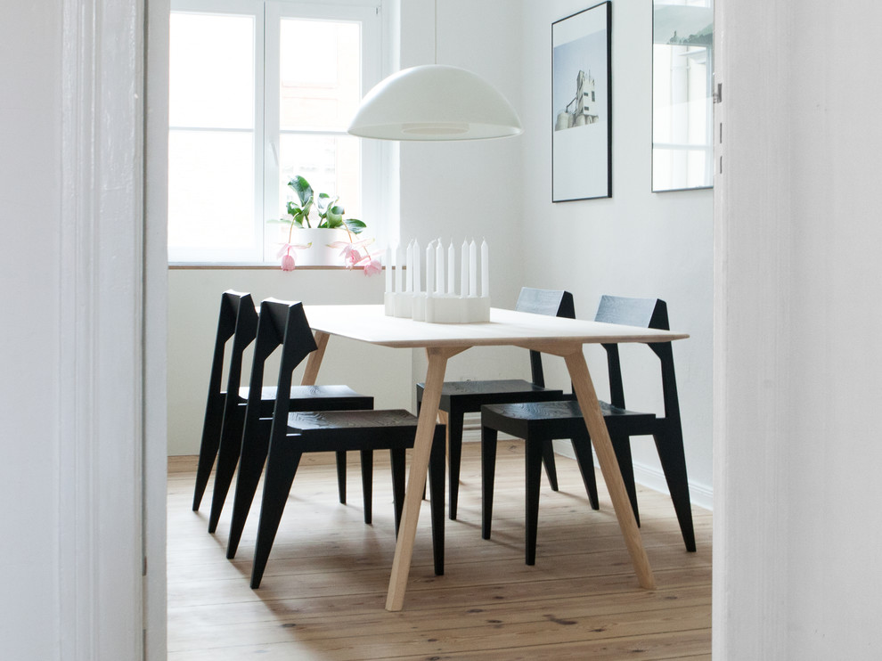 Idee per una sala da pranzo aperta verso la cucina moderna di medie dimensioni con pareti bianche e parquet chiaro
