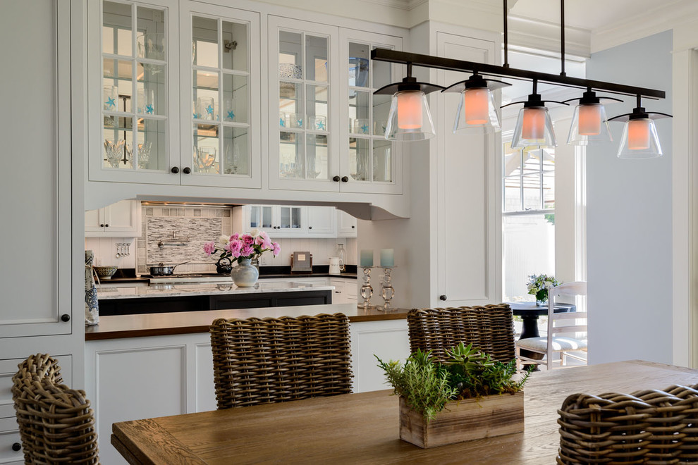 Свежая идея для дизайна: кухня-столовая среднего размера в морском стиле с серыми стенами, светлым паркетным полом и бежевым полом без камина - отличное фото интерьера