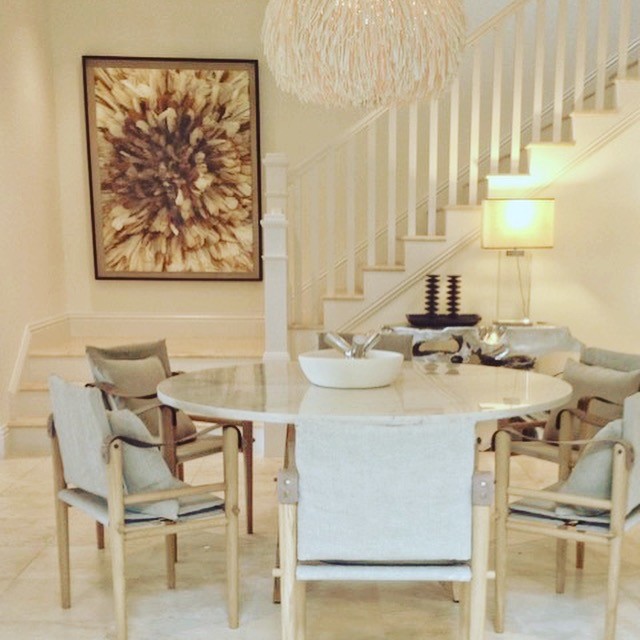 Ispirazione per una sala da pranzo aperta verso la cucina costiera di medie dimensioni con pareti bianche, pavimento in travertino e pavimento beige