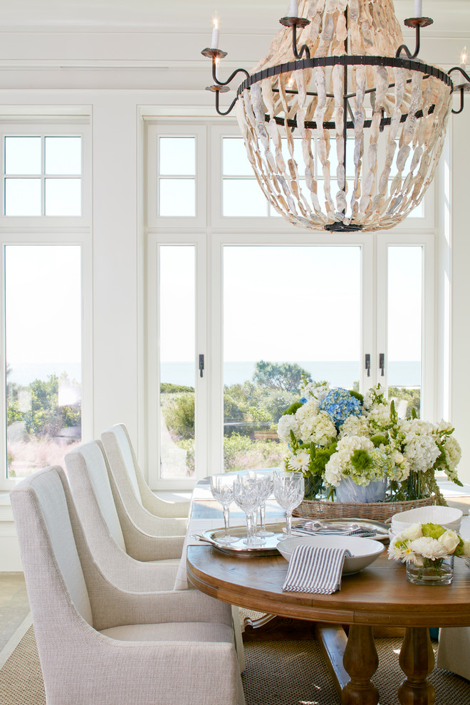 Свежая идея для дизайна: столовая в морском стиле с белыми стенами и полом из известняка - отличное фото интерьера