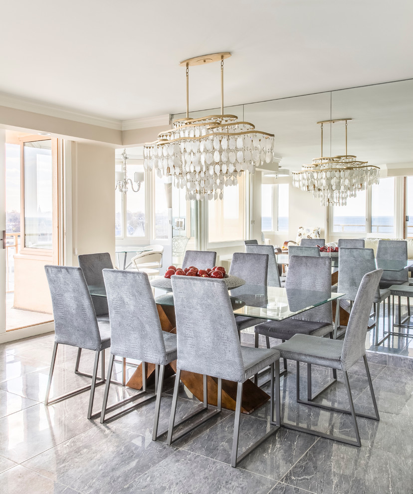 Exemple d'une salle à manger ouverte sur le salon tendance de taille moyenne avec un mur beige et un sol en marbre.