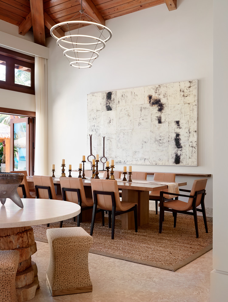 Idee per un'ampia sala da pranzo aperta verso il soggiorno tropicale con pareti bianche