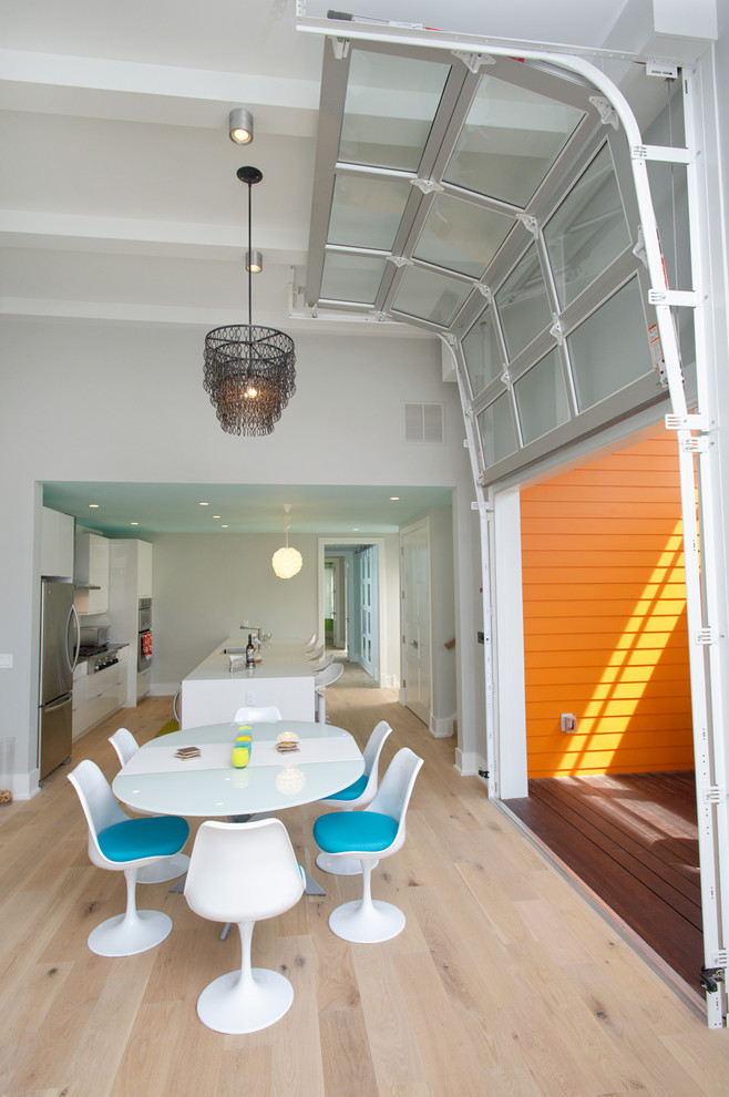 Пример оригинального дизайна: кухня-столовая в морском стиле с белыми стенами и светлым паркетным полом