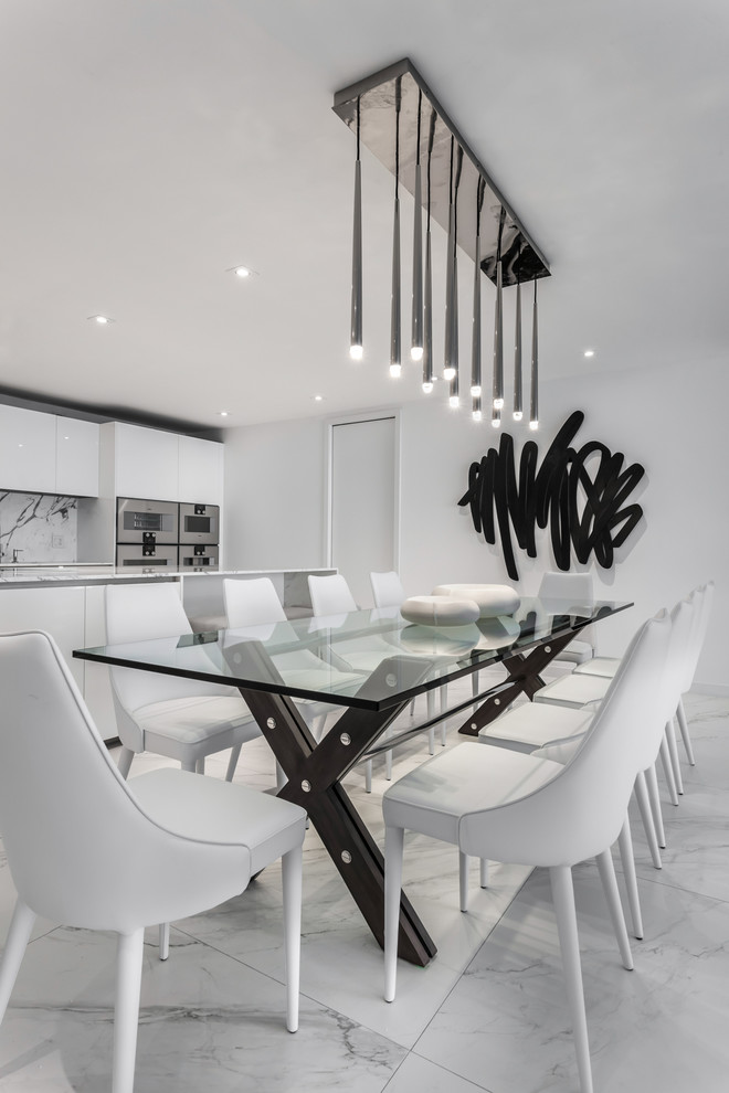 Idée de décoration pour une grande salle à manger ouverte sur la cuisine design avec un mur gris, un sol en carrelage de porcelaine et un sol gris.