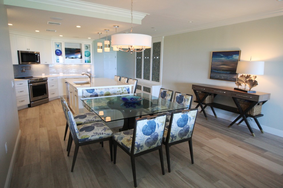 Immagine di una sala da pranzo aperta verso la cucina costiera di medie dimensioni con pareti beige, pavimento in gres porcellanato, pavimento beige e nessun camino