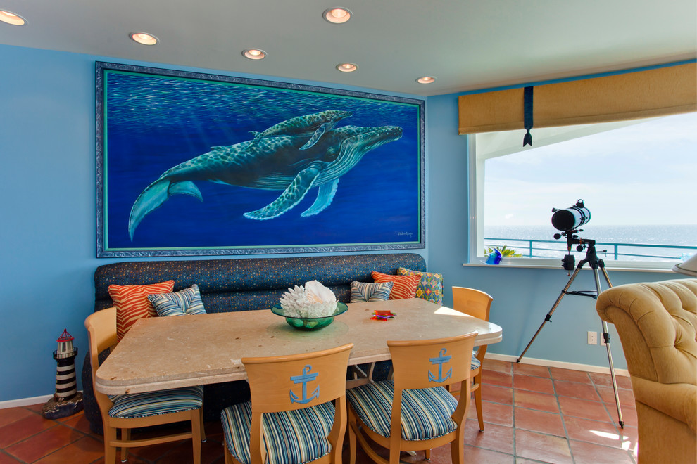 Стильный дизайн: маленькая гостиная-столовая в морском стиле с синими стенами и полом из терракотовой плитки для на участке и в саду - последний тренд