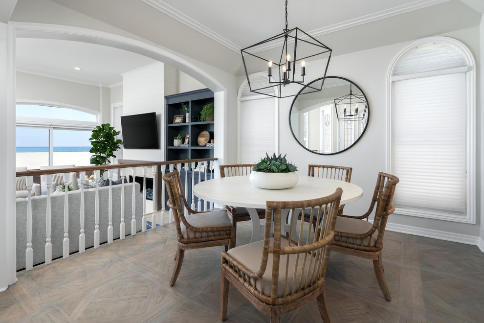 Стильный дизайн: столовая в морском стиле с серыми стенами и коричневым полом без камина - последний тренд