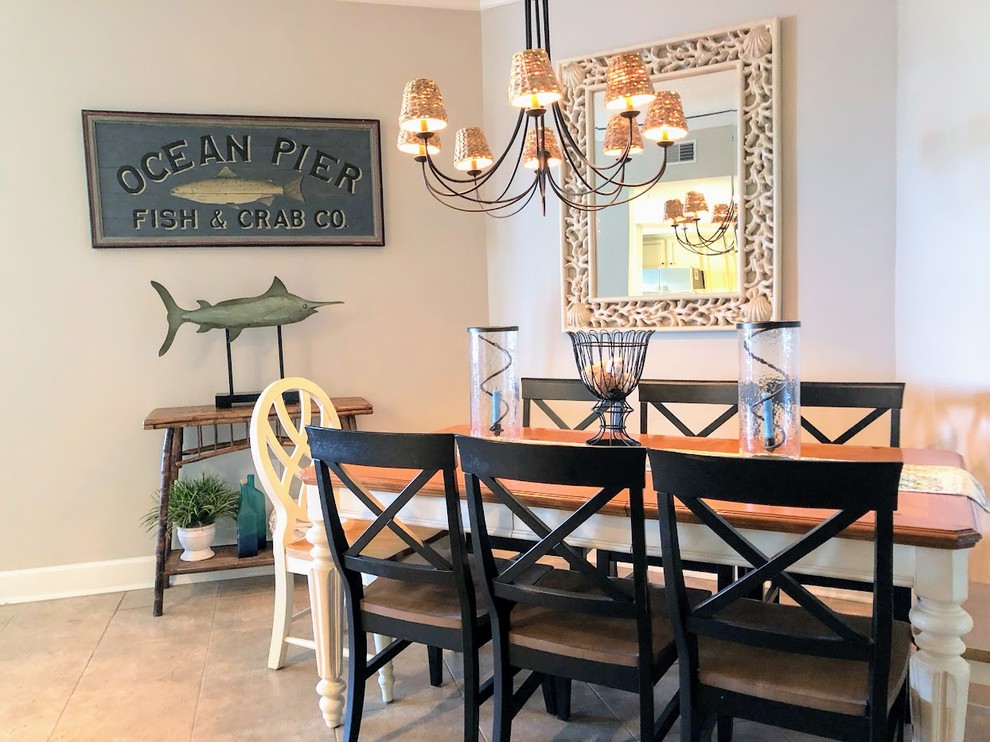 Idee per una sala da pranzo aperta verso la cucina costiera di medie dimensioni con pareti beige, pavimento in gres porcellanato e pavimento beige