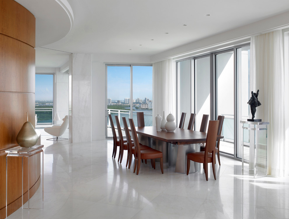 Offenes, Großes Modernes Esszimmer ohne Kamin mit weißer Wandfarbe, Marmorboden und weißem Boden in Miami