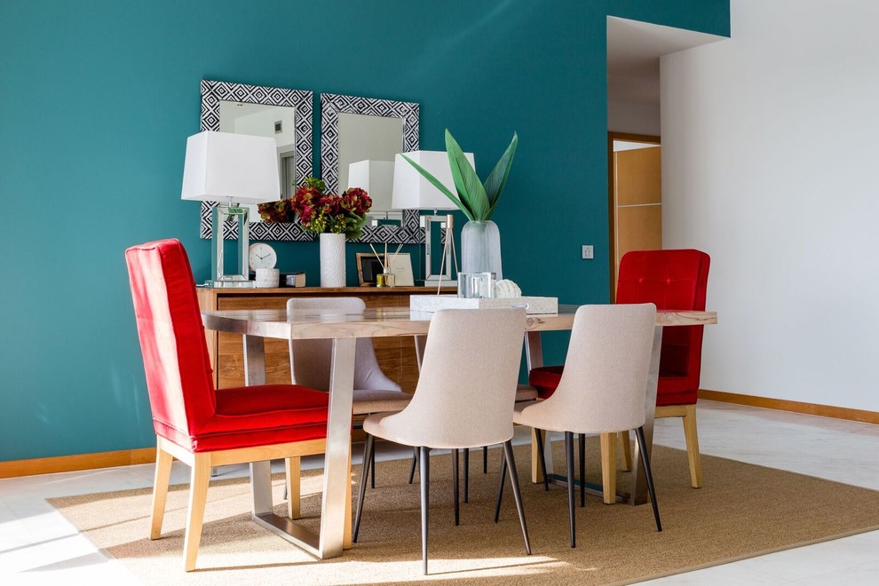 Inspiration pour une salle à manger design avec un mur bleu et un sol blanc.