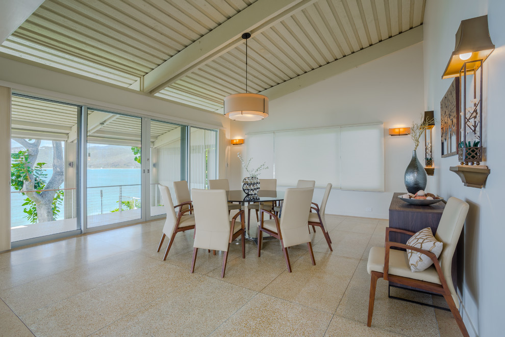 Réalisation d'une salle à manger ouverte sur le salon tradition de taille moyenne avec un mur blanc, sol en béton ciré et un sol beige.