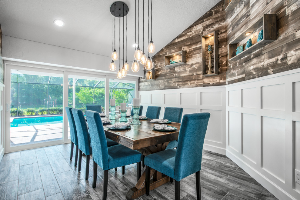 Mittelgroße Wohnküche mit weißer Wandfarbe, Porzellan-Bodenfliesen und grünem Boden in Tampa