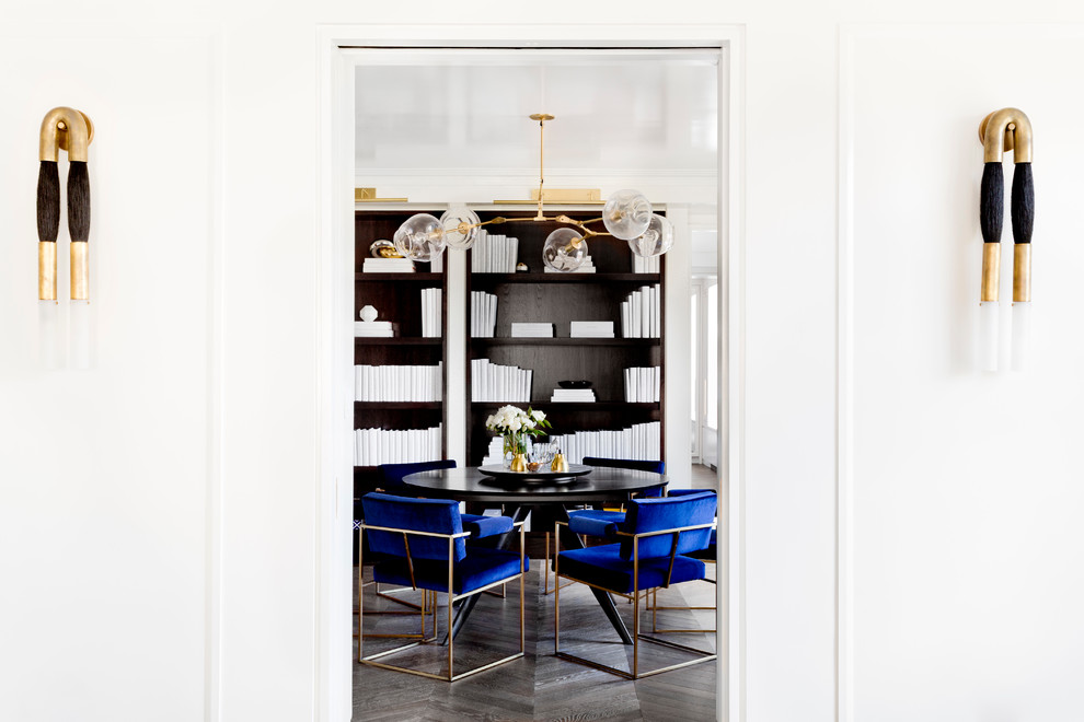 Immagine di una sala da pranzo minimalista chiusa e di medie dimensioni con pareti bianche, pavimento in legno massello medio, nessun camino e pavimento marrone