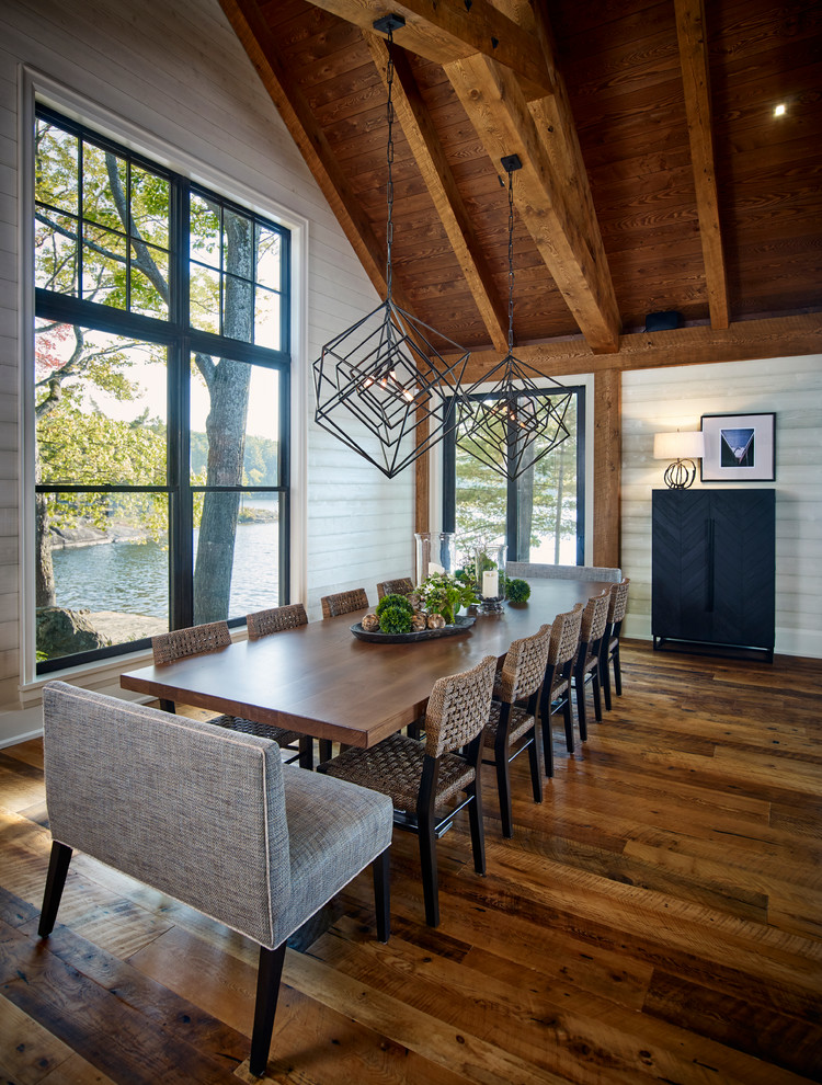 Foto de comedor de estilo de casa de campo con paredes blancas, suelo de madera en tonos medios y suelo marrón