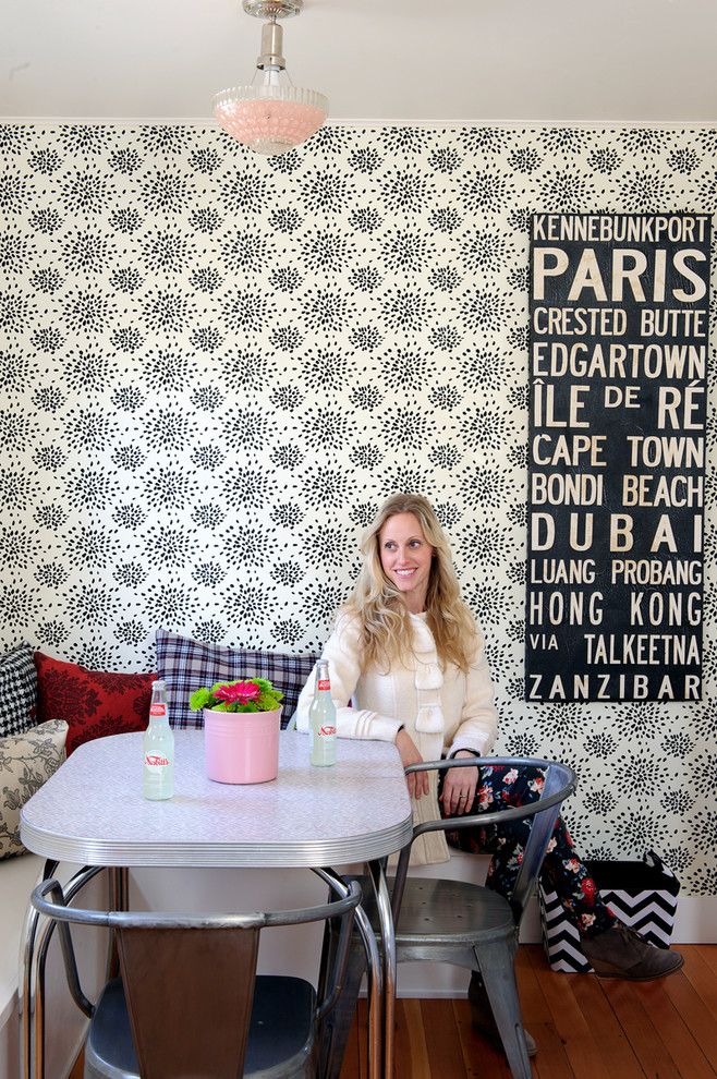 Foto på en shabby chic-inspirerad matplats, med flerfärgade väggar och mörkt trägolv