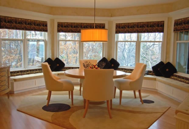 Esempio di una sala da pranzo aperta verso il soggiorno design di medie dimensioni con pareti beige, parquet chiaro, nessun camino e pavimento marrone