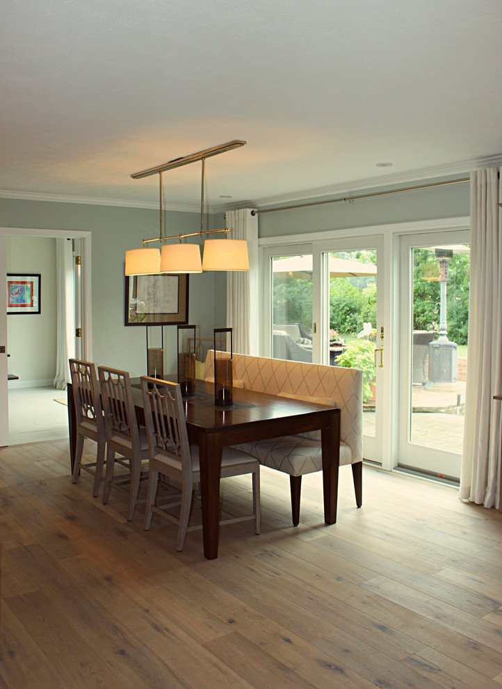 Mittelgroße Moderne Wohnküche mit grauer Wandfarbe und hellem Holzboden in Grand Rapids