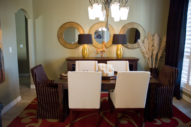 Idee per una piccola sala da pranzo eclettica chiusa con pareti beige e pavimento in vinile