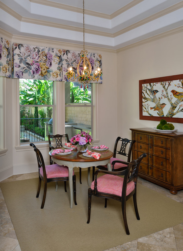 Esempio di una grande sala da pranzo aperta verso la cucina classica con pareti beige e pavimento in travertino