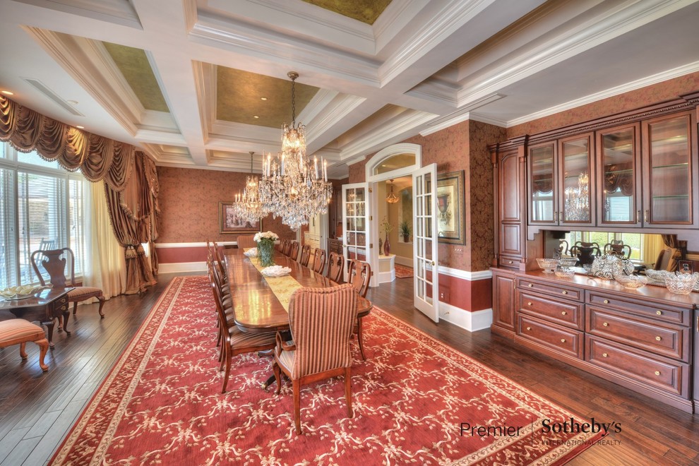 Ispirazione per un'ampia sala da pranzo chiusa con pareti rosse, pavimento in legno massello medio e pavimento marrone
