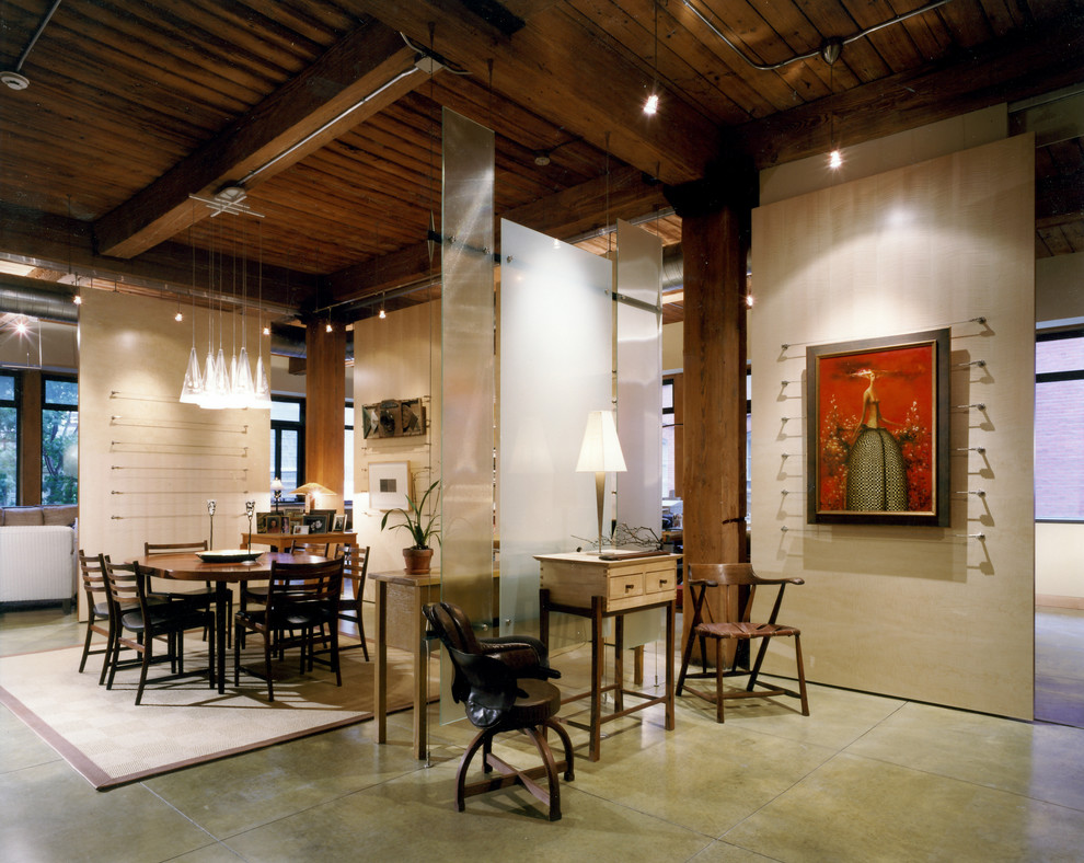 Exemple d'une salle à manger tendance avec un mur beige et éclairage.