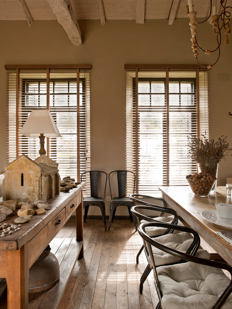 Idée de décoration pour une grande salle à manger ouverte sur le salon champêtre avec un mur beige, un sol en bois brun et aucune cheminée.