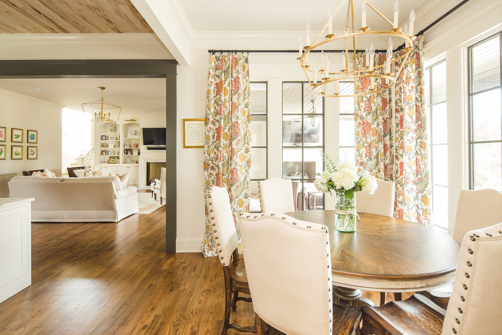 Ispirazione per una sala da pranzo country con pareti bianche, pavimento in legno massello medio e pavimento marrone