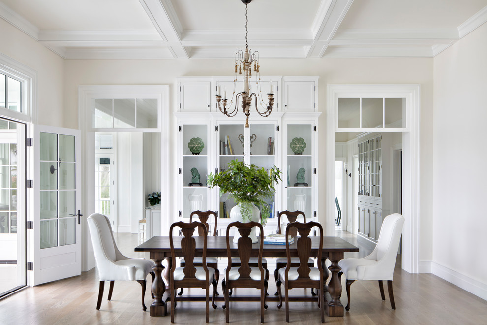 Inspiration pour une grande salle à manger traditionnelle avec un mur blanc, parquet clair, aucune cheminée et un sol marron.