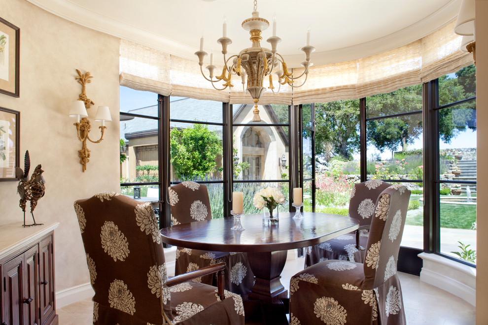 Idee per una sala da pranzo aperta verso la cucina chic di medie dimensioni con pareti beige, nessun camino e pavimento in marmo