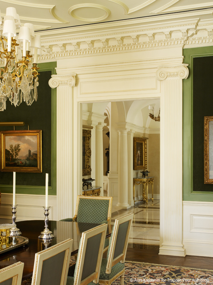 Ispirazione per un'ampia sala da pranzo classica chiusa con pareti verdi, pavimento in legno massello medio, nessun camino e pavimento marrone