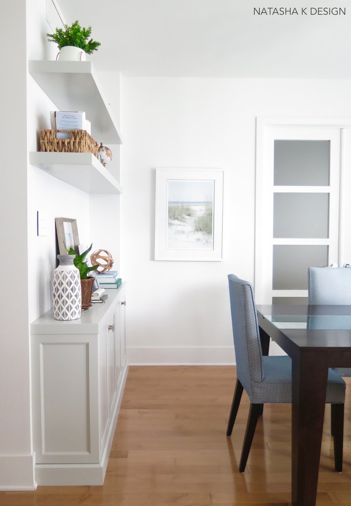 Foto de comedor costero de tamaño medio abierto con paredes blancas y suelo de madera clara