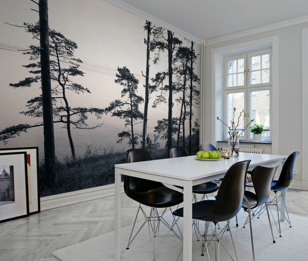 Inspiration för en mellanstor skandinavisk matplats, med vita väggar och ljust trägolv