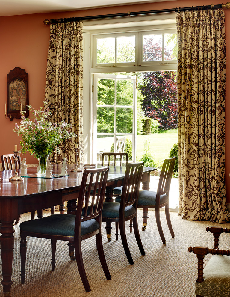 На фото: столовая в классическом стиле с оранжевыми стенами и ковровым покрытием