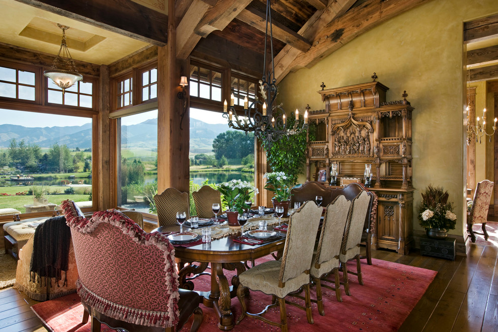 Exemple d'une salle à manger montagne avec parquet foncé.