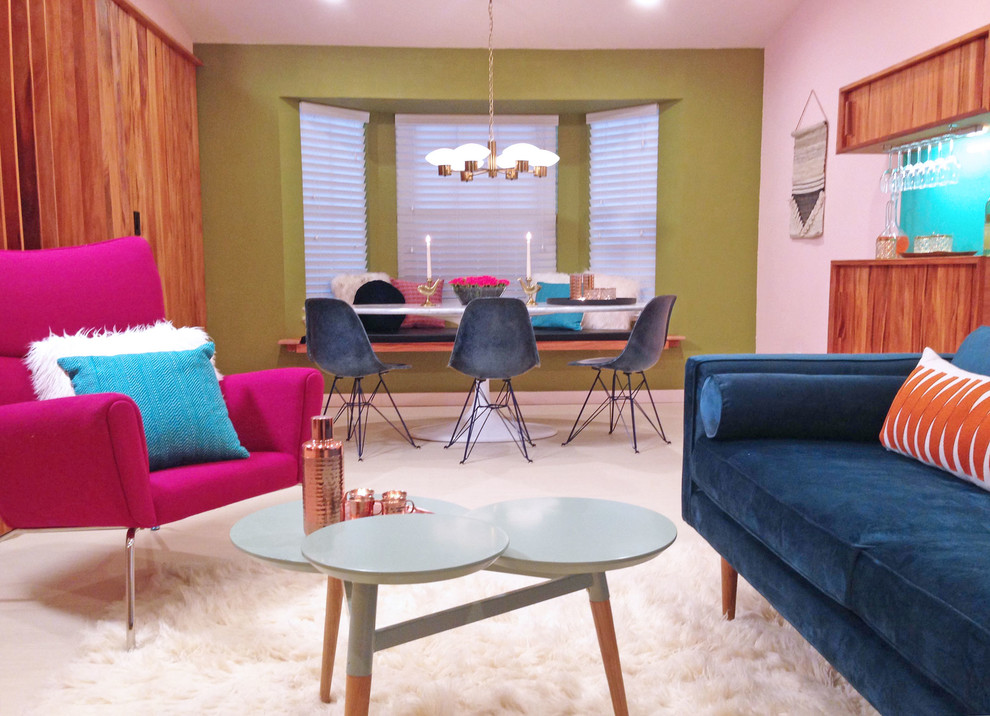 Réalisation d'une petite salle à manger ouverte sur le salon vintage avec un mur vert et un sol en linoléum.