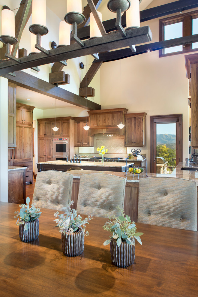 Aménagement d'une très grande salle à manger ouverte sur la cuisine classique avec un mur beige et un sol en bois brun.