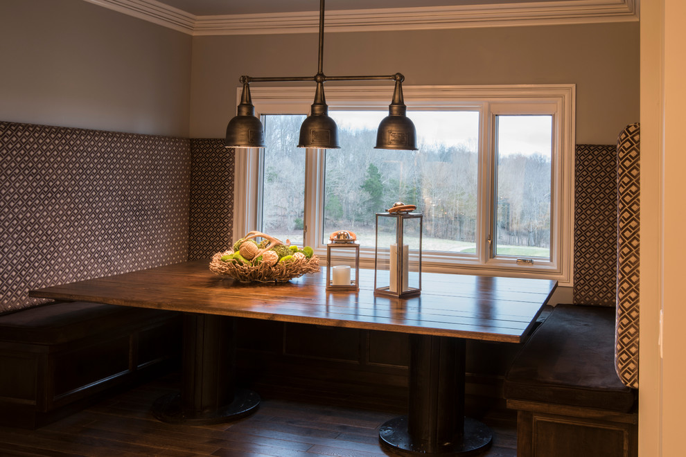 Immagine di una sala da pranzo aperta verso la cucina minimal di medie dimensioni con pareti grigie, parquet scuro e nessun camino