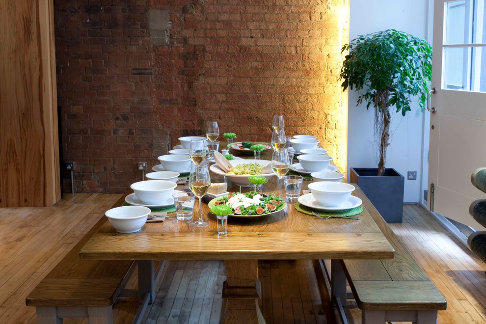 Cette image montre une salle à manger design avec un mur blanc.