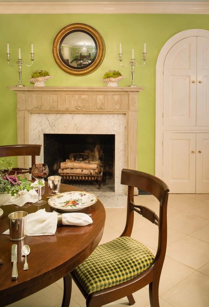 Свежая идея для дизайна: столовая в классическом стиле с зелеными стенами, полом из известняка, стандартным камином и фасадом камина из камня - отличное фото интерьера