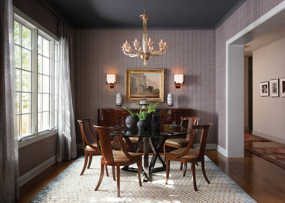 Idee per una sala da pranzo classica chiusa con pareti viola, pavimento in legno massello medio e nessun camino