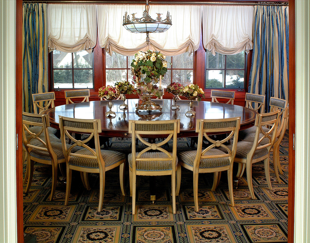 Идея дизайна: большая отдельная столовая в классическом стиле с ковровым покрытием и желтыми стенами без камина